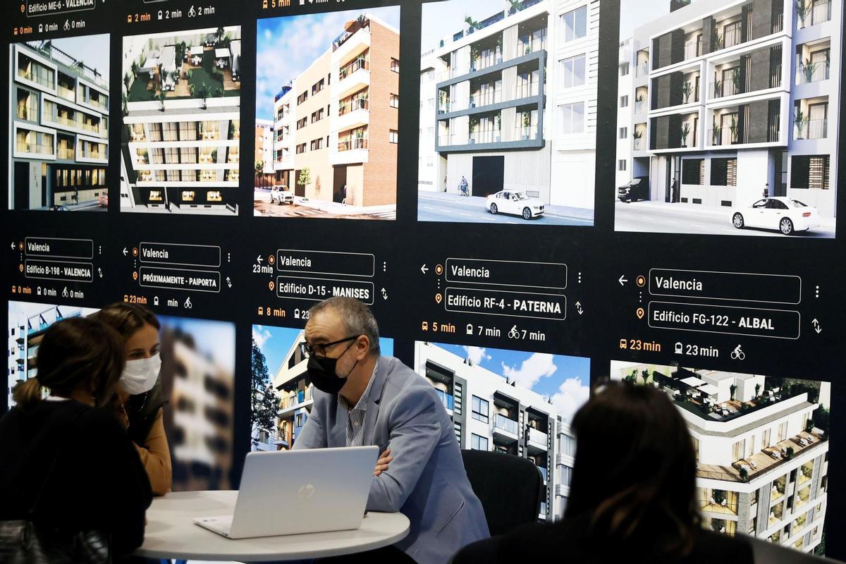 Varias personas conversan en un stand durante la inauguración de Urbe, la Feria Inmobiliaria del Mediterráneo, en una imagen de archivo. EFE/Kai Försterling