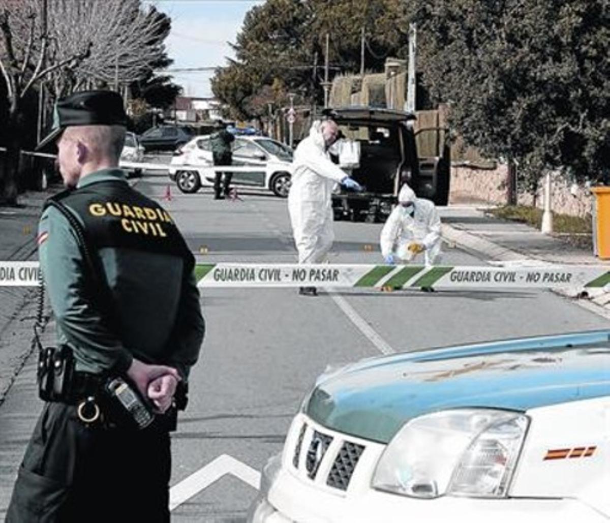 L’escenari 8 Agents de la policia científica de la Guàrdia Civil analitzen el lloc dels fets, dimecres. L’escenari 8 Agents de la policia científica de la Guàrdia Civil analitzen el lloc dels fets, dimecres.