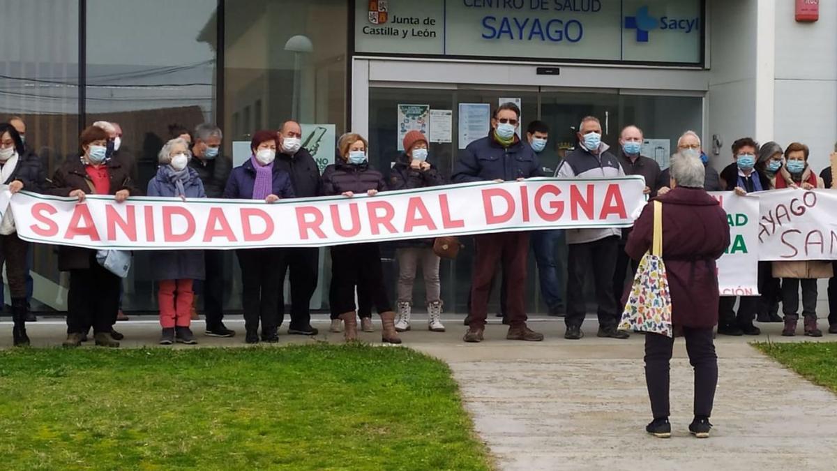 Concentración de ayer frente al centro de salud de Bermillo de Sayago.