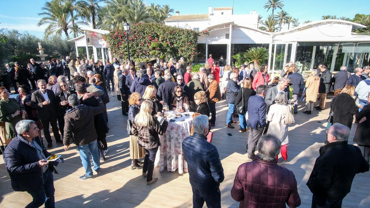 La soleada mañana permitió disfrutar del cóctel de bienvenida en el exterior de los salones de La Masía de Chencho.