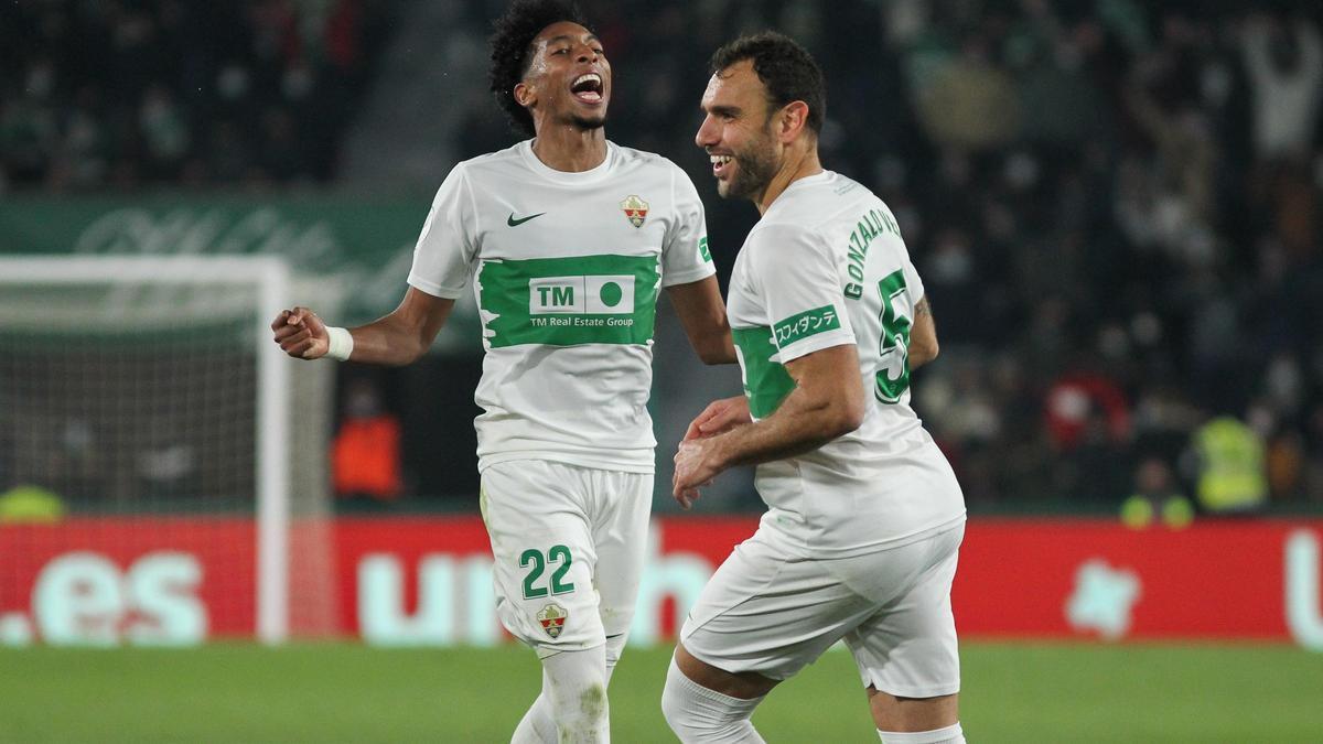 Gonzalo Verdú, durante el encuentro del Elche ante el Real Madrid en el Martinez Valero del curso 2021/22