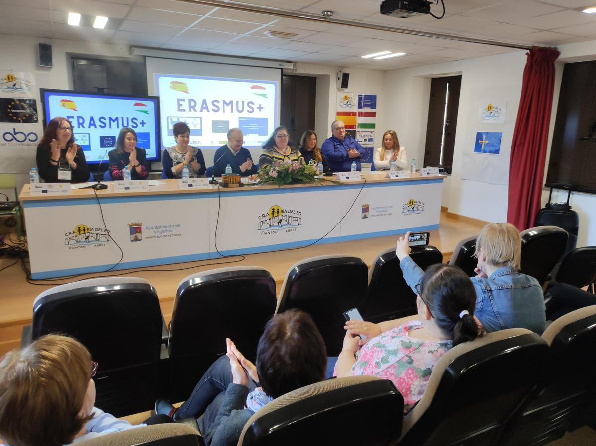 Un momento de la presentación del proyecto, ayer en la escuela de Abres.