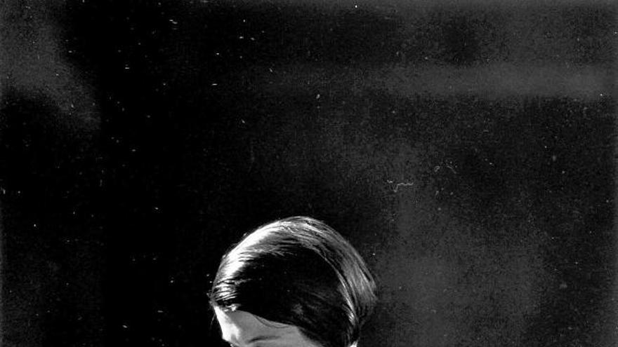 &quot;Mujer sujetando el objeto desagradable&quot;, una fotografía de Man Ray.