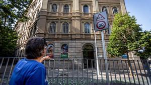 L.B.M., tercera víctima conocida de los abusos de Francesc Roma, ante el colegio Jesuïtes Casp, en Barcelona.