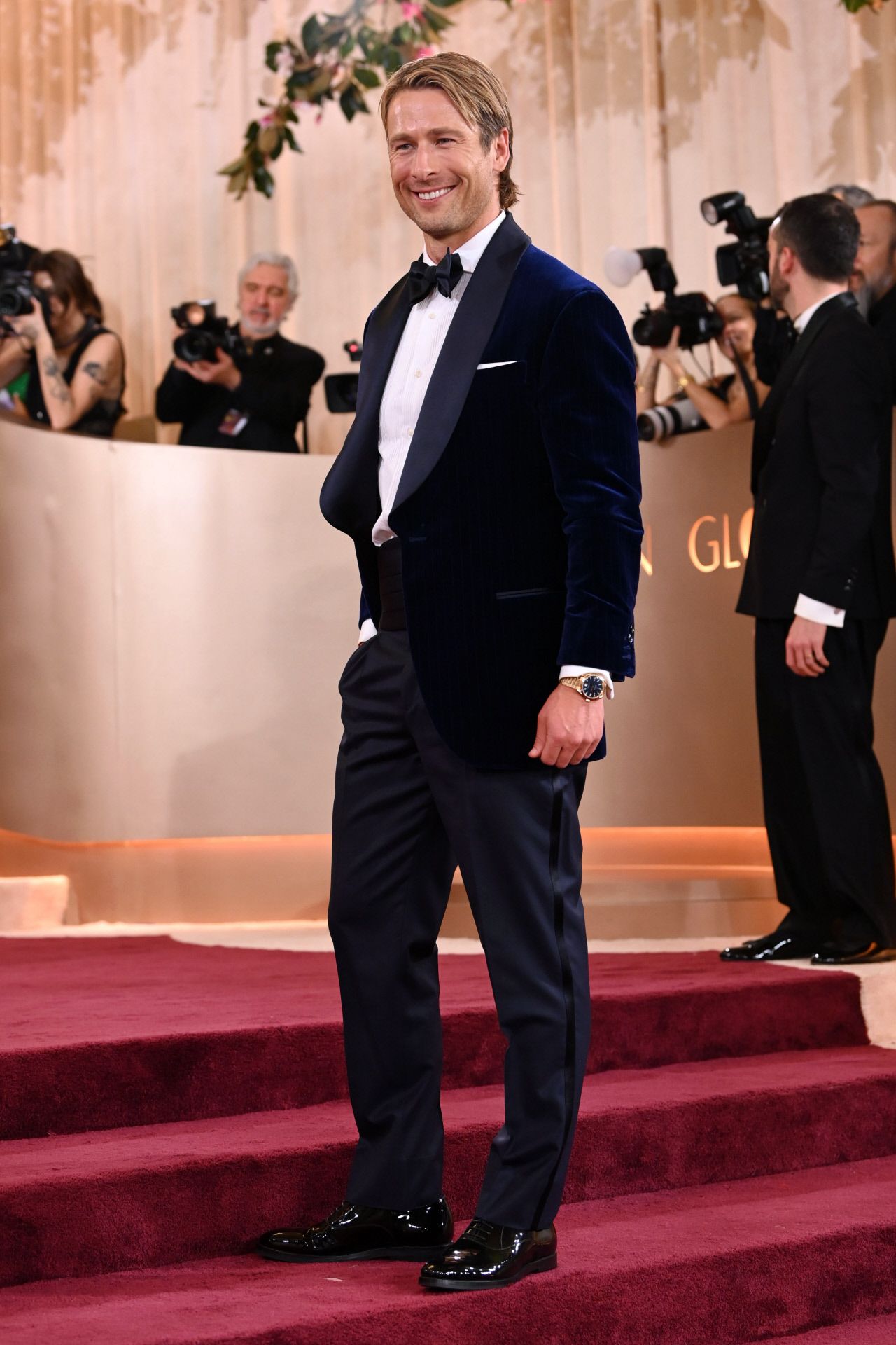 Glen Powell, elegante y sonriente, en los Globos de Oro 2026