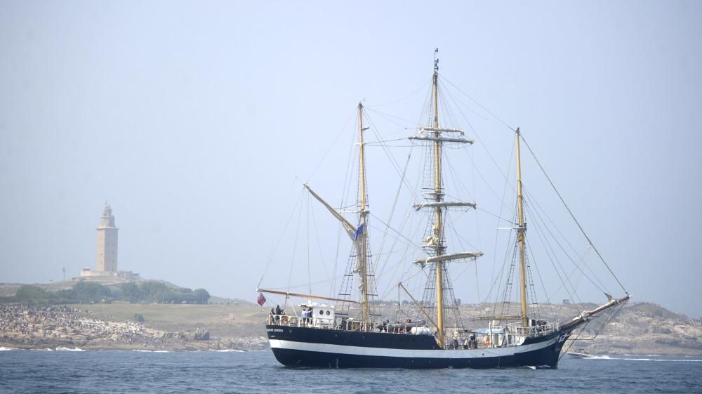 La Regata de Grandes Veleros abandona a A Coruña