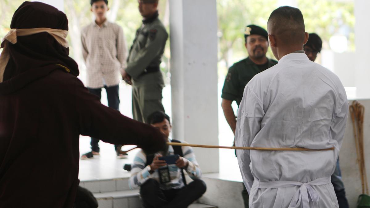 La policía de la sharía aplica su castigo en la localidad Banda Aceh, Indonesia.