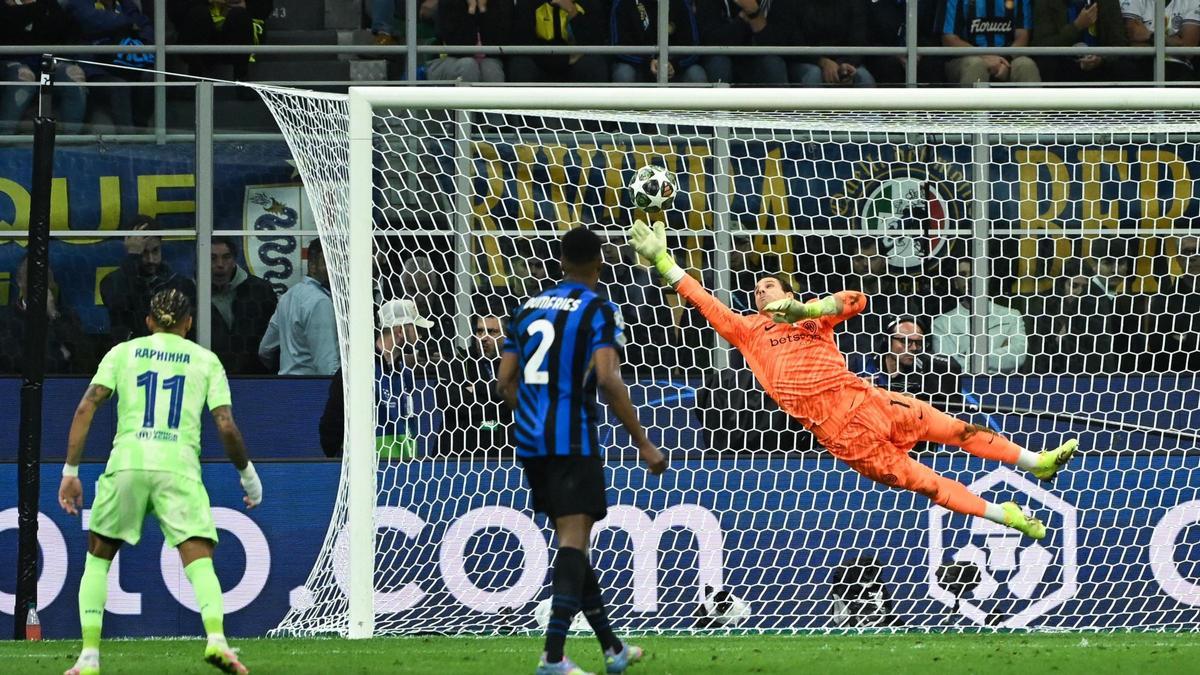 Sommer evita el gol de Lamine Yamal con una parada soberbia durante el Inter-Barça en San Siro.