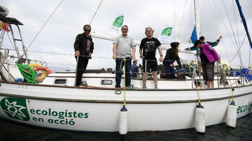 Miembros de APDR y Ecologistas en Acción a bordo del &quot;Diosa Maat&quot;. El velero en la ría de Pontevedra. // Gustavo Santos