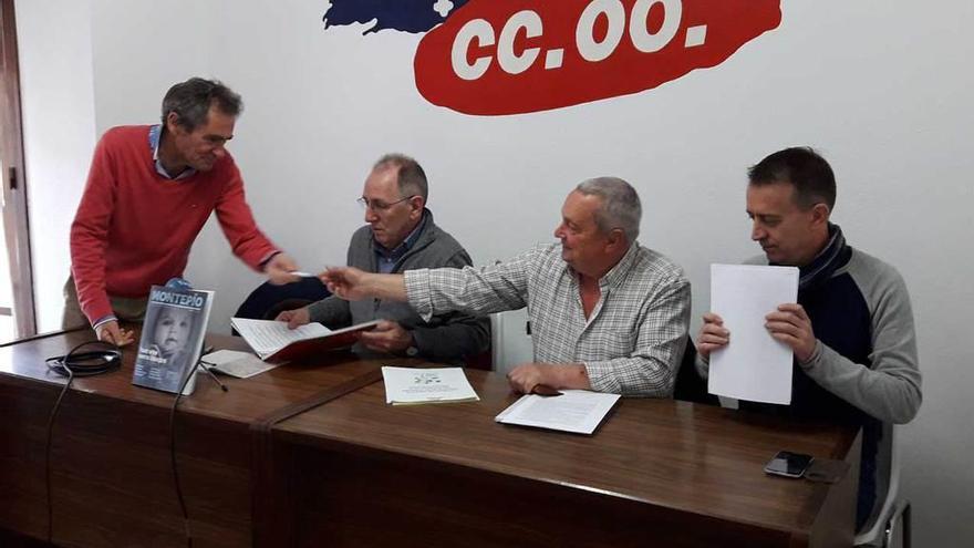 Por la izquierda, Rufino Ordóñez, Alberto Rubio, José María Iglesias y Juan Carlos Barbón, ayer, en la sede de CC OO de Mieres.