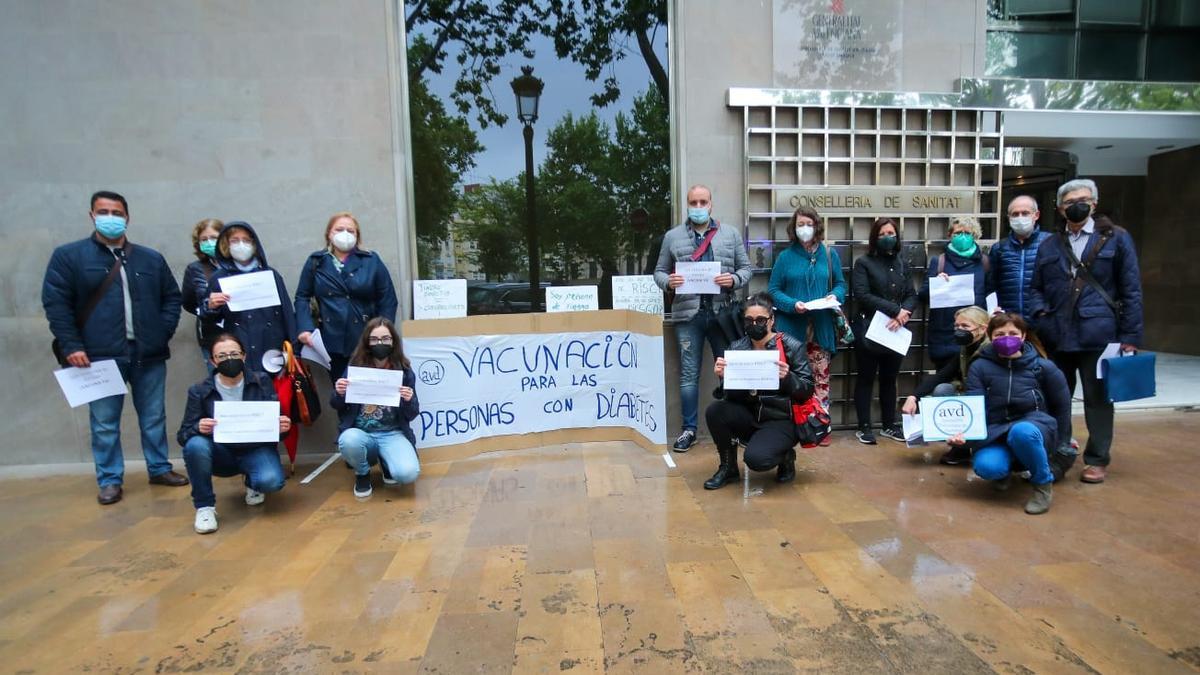 Protesta de la Asociación Valenciana de Diabetes en la Conselleria de Sanitat, este miércoles.