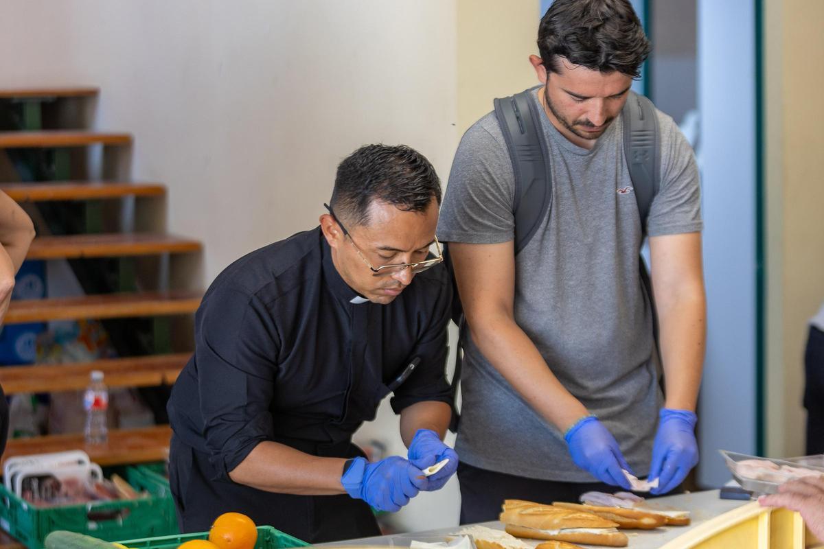 Dos voluntarios preparan bocadillos para los evacuados en Villamanta.