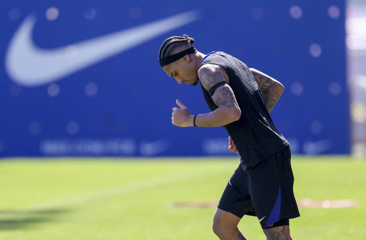 Raphinha sale al campo de entrenamiento este martes.