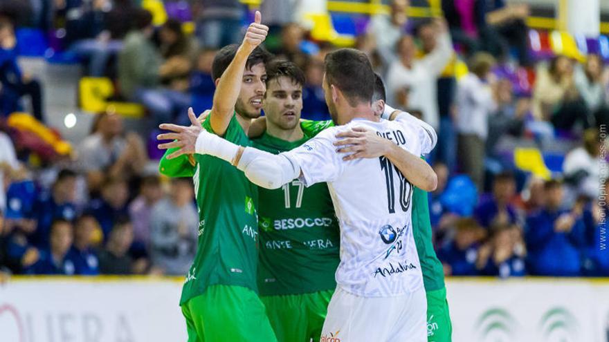 El UMA Antequera, celebrando uno de los goles ante el Barça B