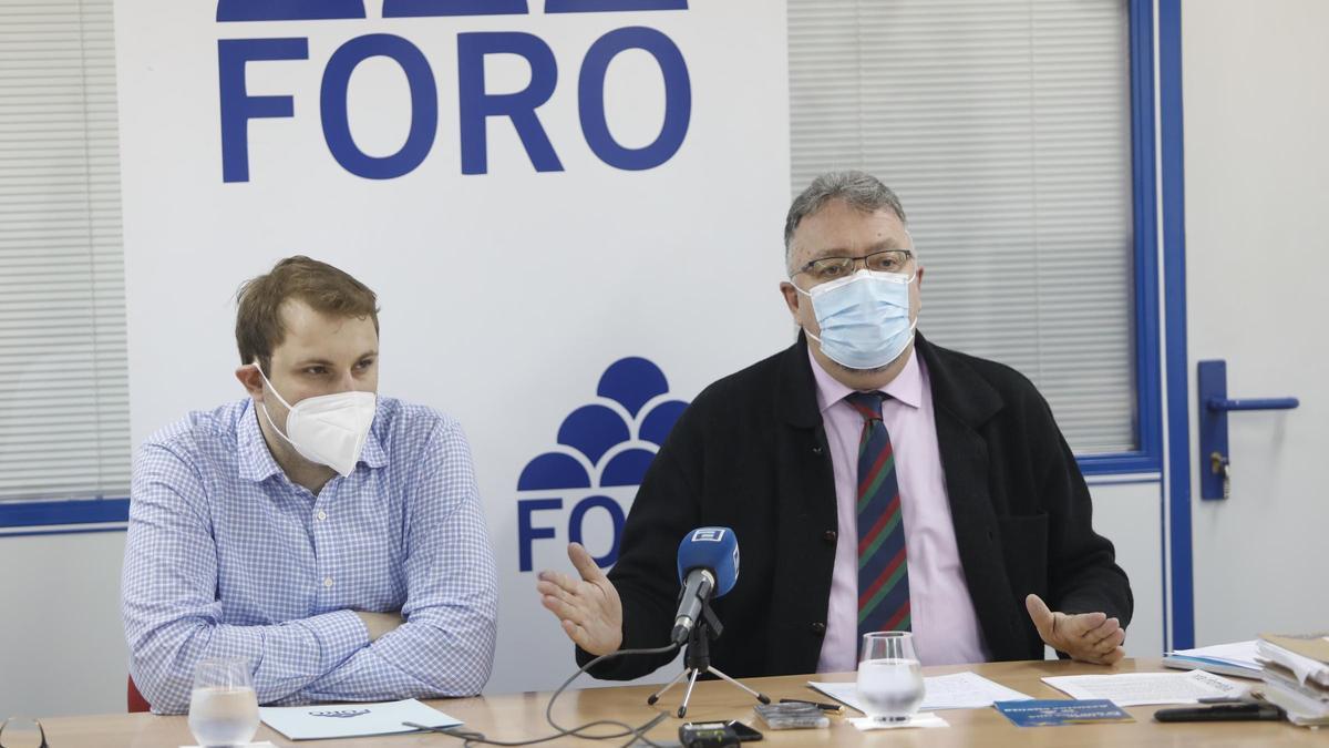 Por la izquierda, Adrián Pumares e Isidro Martínez Oblanca, esta mañana en la sede de Foro Asturias.