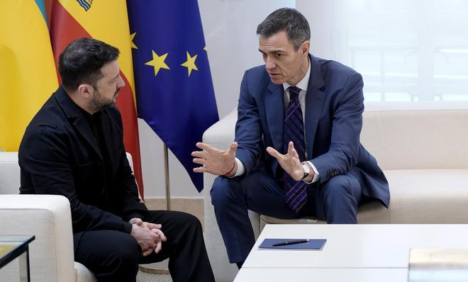 El presidente del Gobierno, Pedro Sánchez, durante el encuentro con el presidente de Ucrania, Volodímir Zelenski, en La Moncloa.