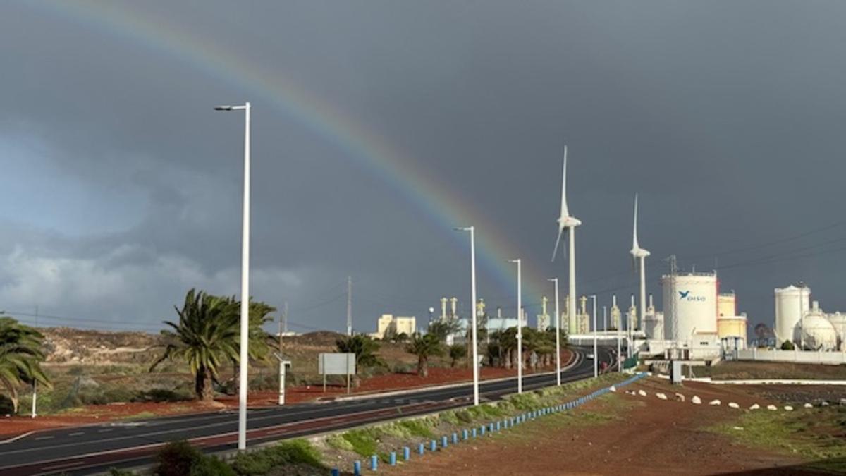 Molinos eólicos en la central de desalación Díaz Rijo, en Arrecife