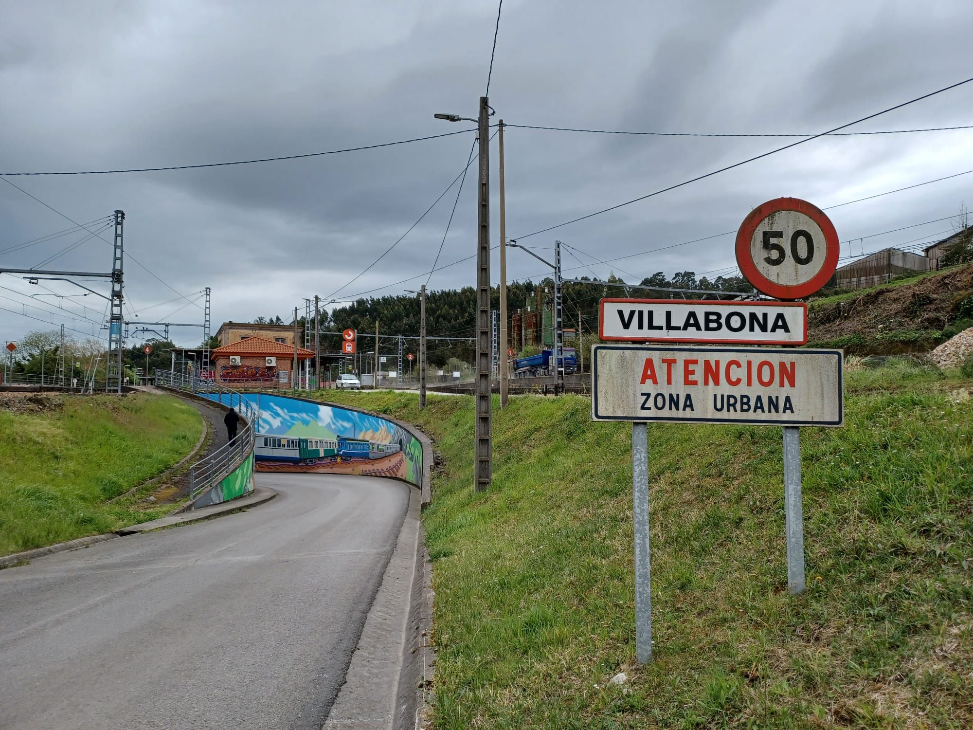 El grafiti más grande de Asturias en lona está en Llanera: así es el mural gigante de la localidad de Villabona