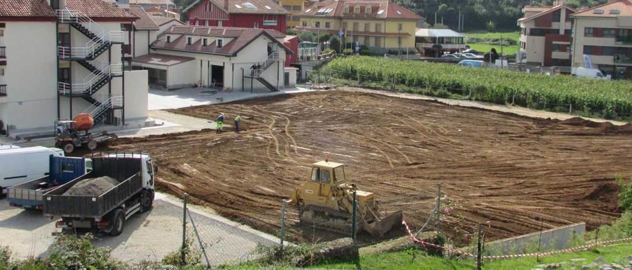 Obreros y máquinas trabajando en las inmediaciones del hotel, ayer, en Barru.