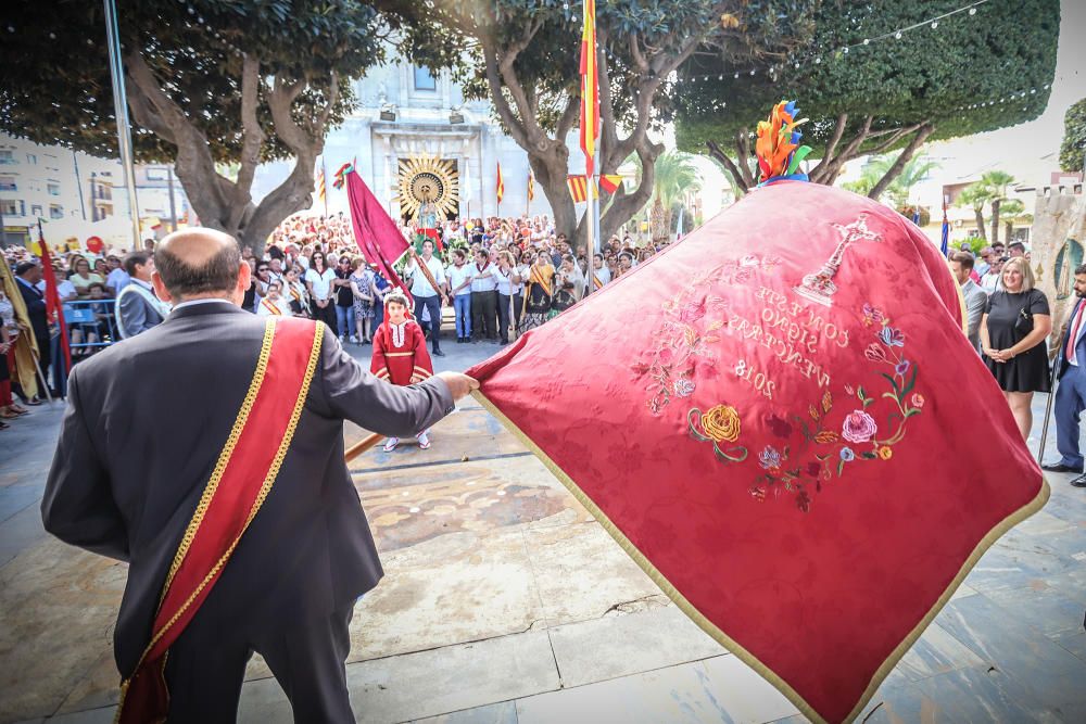 Benejúzar ha acogido el traslado de la patrona desde su santuario y un acto de homenaje a la Señera, en el día de la Comunidad Valenciana