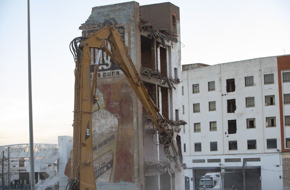 Comienza el derribo del edificio en ruinas junto a la fuente de las Víctimas del Terrorismo en Sagunt