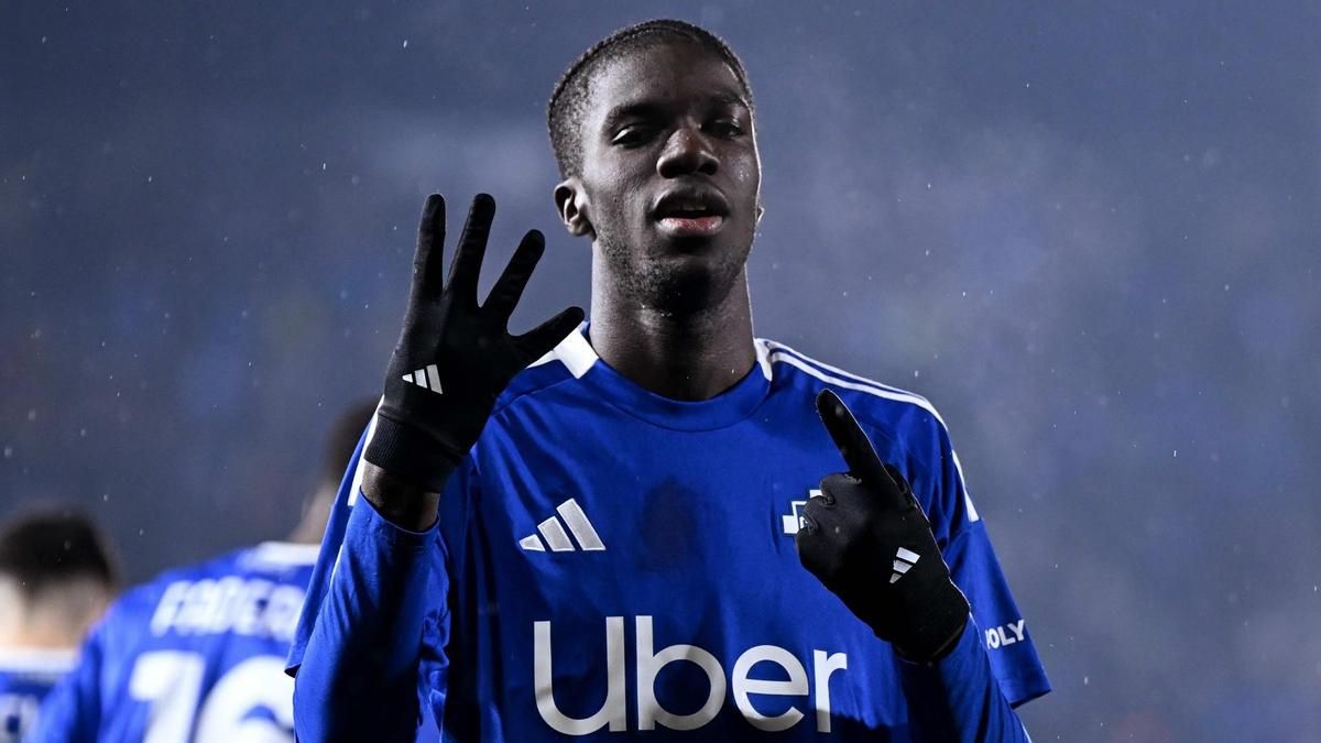 Assane Diao celebra un tanto logrado con el Como en la Serie A.