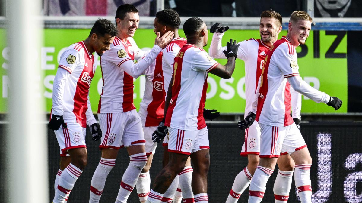 Los jugadores del Ajax celebrando un de los cinco goles contra el Cambuur