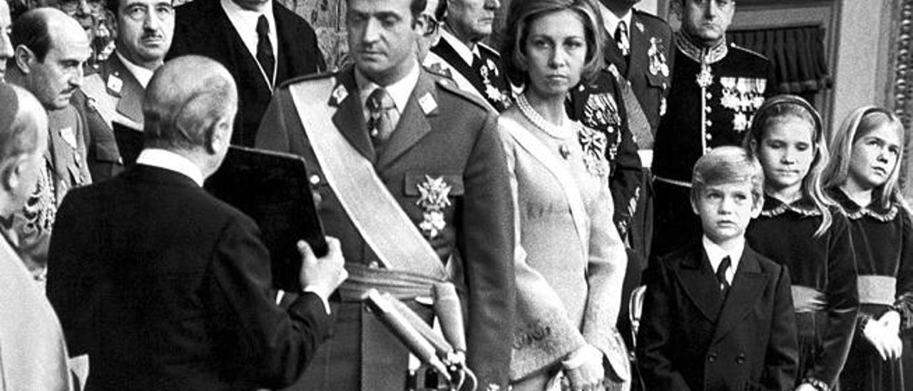 Don Juan Carlos I, jurando como Rey de España.