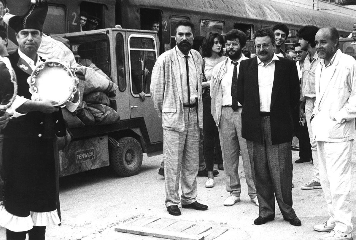 Los políticos madrileños y vigueses a la llegada del ‘tren de la Movida’