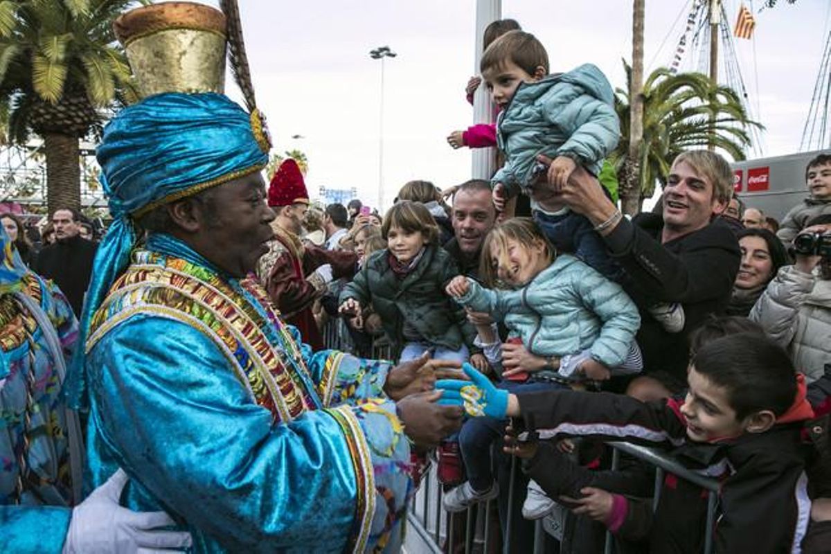 El rei Baltasar recull algunes de les cartes dels nens que s’han acostat al Moll de la Fusta per veure els Reis Mags.