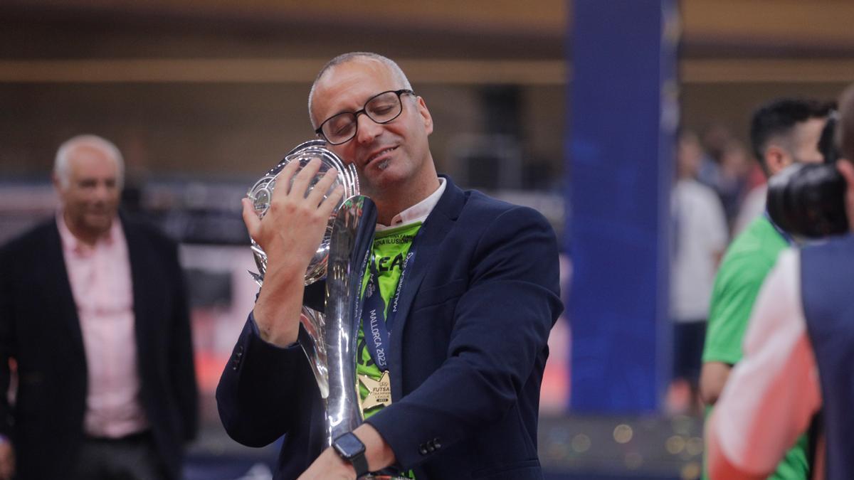 Trainer Antonio Vadillo mit dem Pokal.