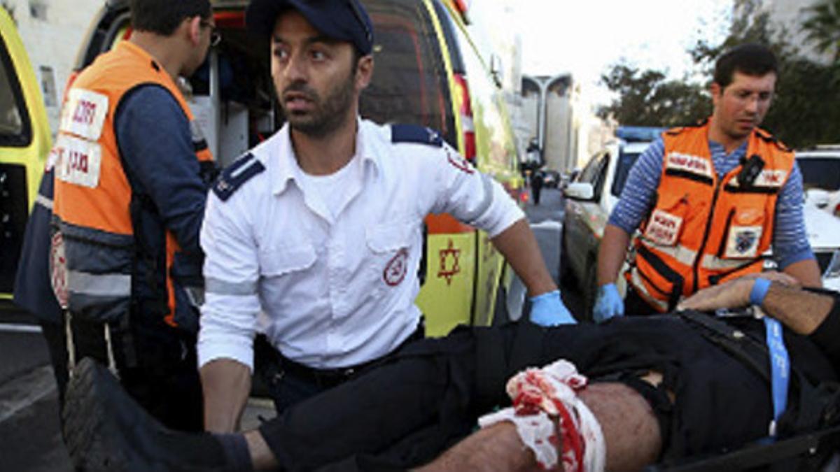 Un israelí herido es evacuado en ambulancia tras ser víctima del ataque contra una sinagoga en Jerusalén.