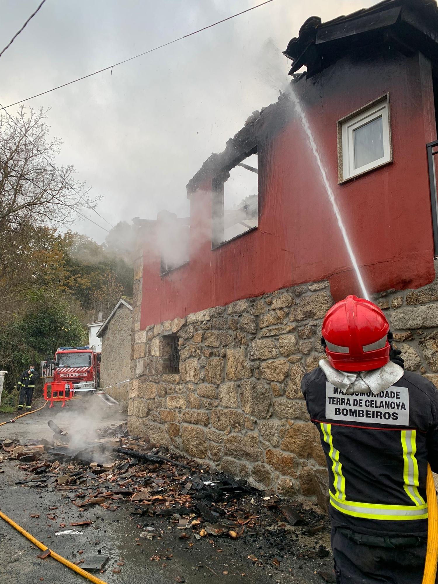 Los bomberos sofocando las llamas.