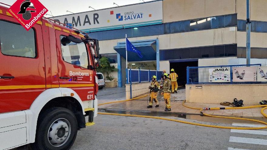 Incendio en un taller de coches en el polígono industrial de San Fulgencio