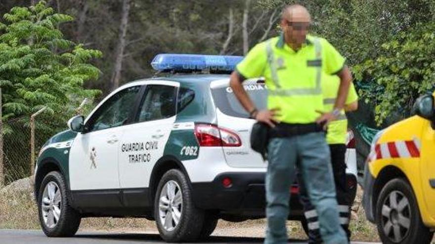 Un guardia civil en una carretera de Ibiza tras un accidente registrado este año.