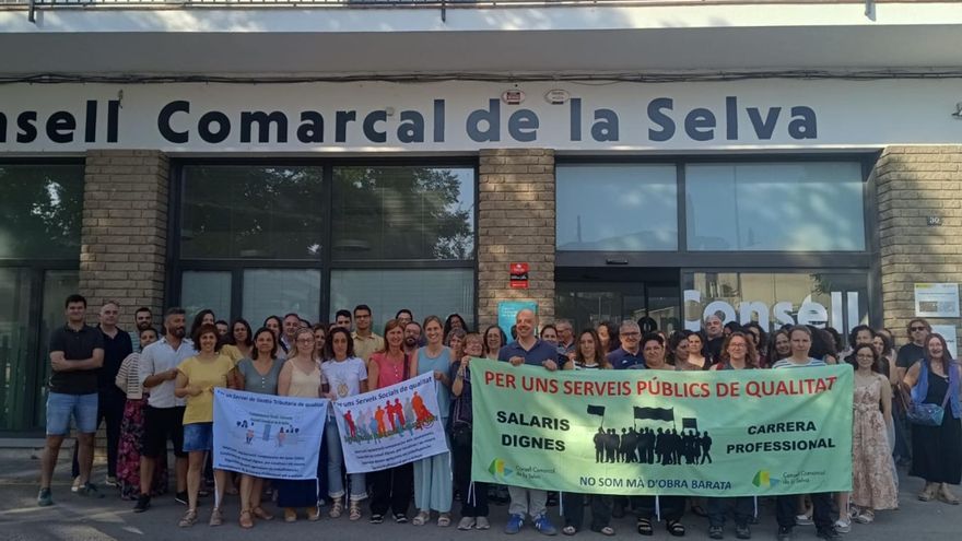 Treballadors del Consell Comarcal de la Selva protesten per la falta de personal