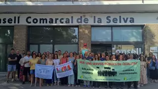 Treballadors del Consell Comarcal de la Selva protesten per la falta de personal