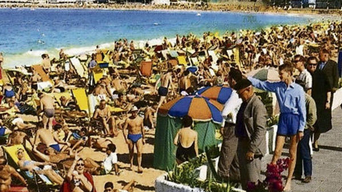 TURISTAS NÓRDICOS LLENAN LA PLAYA DE LAS CANTERAS DE LAS PALMAS DE GRAN CANARIA EN LOS AÑOS 60 DEL PASADO SIGLO.