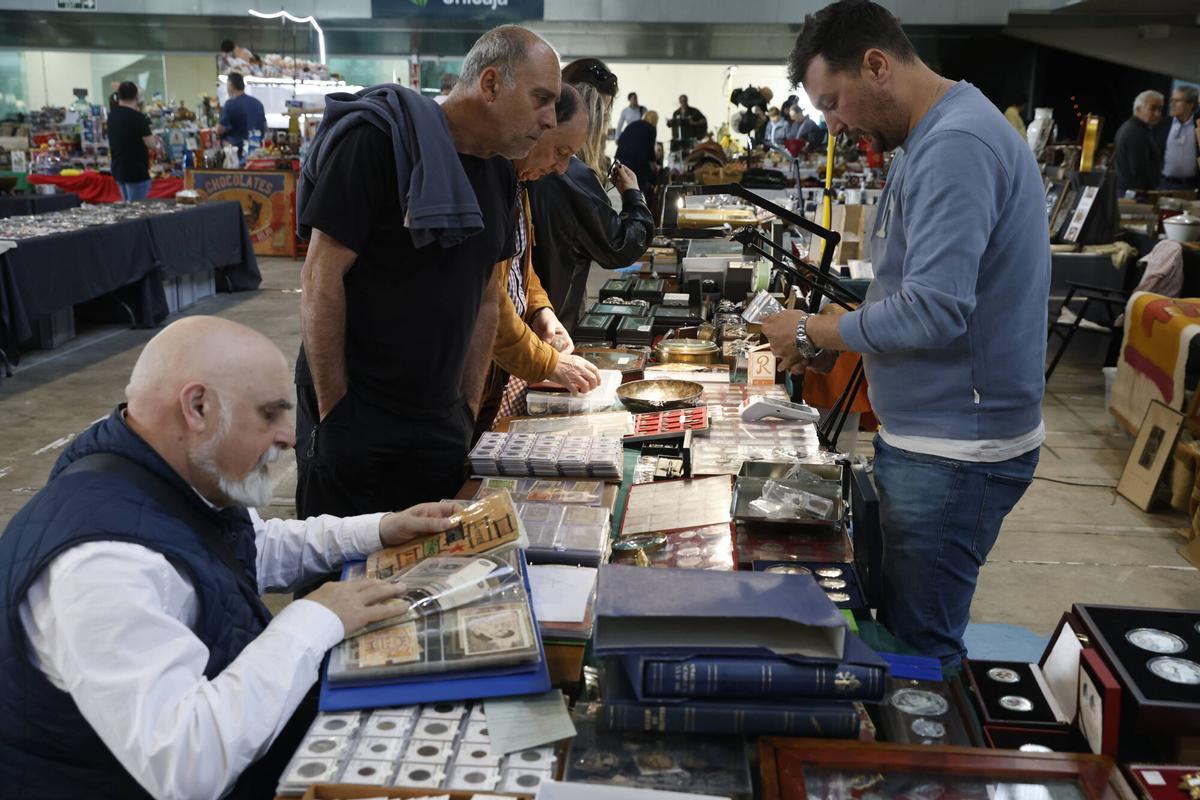 La inauguración de la feria de antigüedades en el pabellón de La Magdalena