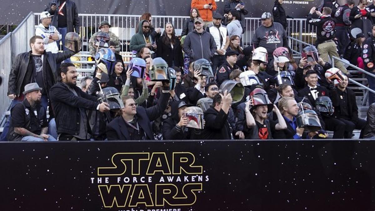 Amantes de la saga de 'Star Wars' durante la llegada de actores, actrices y directores a la alfombra roja, este lunes por la noche, en Hollywood.