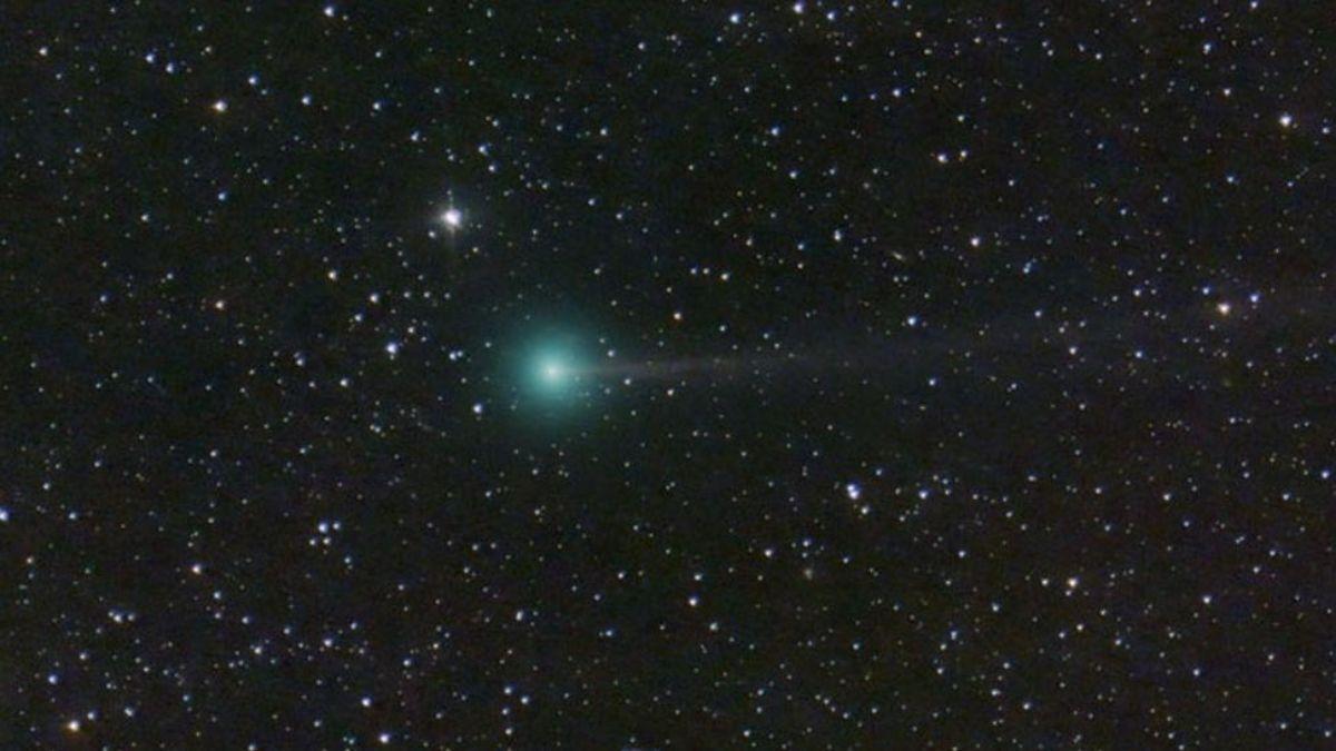 El cometa Nishimura, también conocido como C/2023 P1, atraviesa el cielo nocturno y es captado por un telescopio.