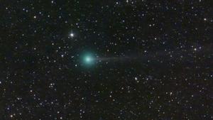 El cometa Nishimura, también conocido como C/2023 P1, atraviesa el cielo nocturno y es captado por un telescopio.