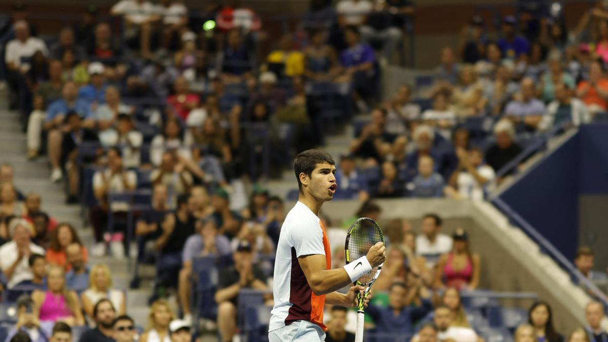 Carlos Alcaraz celebra su triunfo en octavos de final ante Cilic