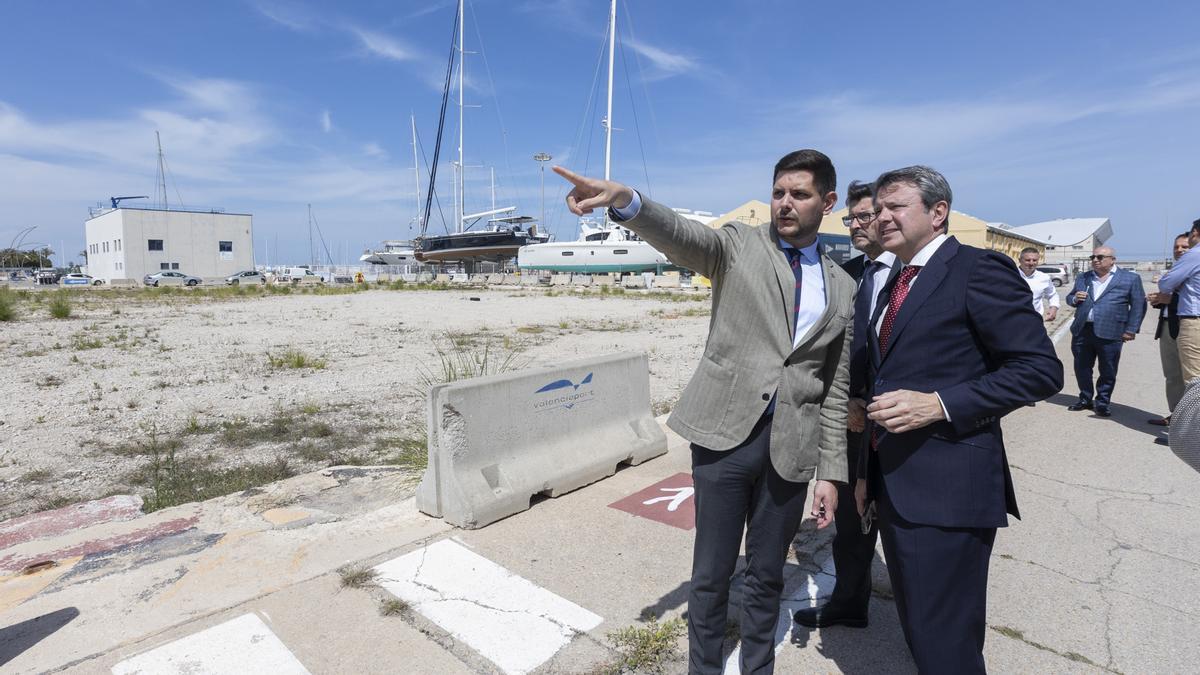 El alcalde José Manuel Prieto, este mediodía en el puerto de Gandia con Álvaro Rodríguez y José Antonio Santano.
