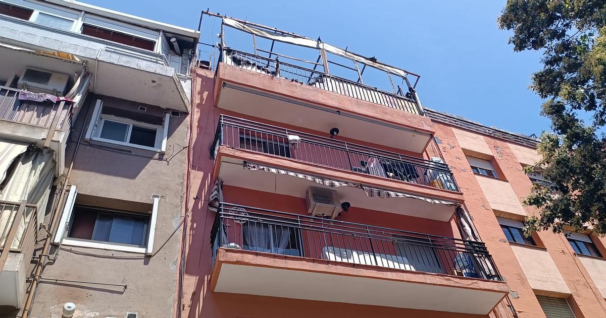 El piso superior del número 8 de la calle Granada de Badalona, completamente calcinado
