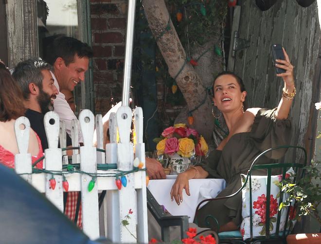 Alessandra Ambrosio se hace un selfie con sus amigos