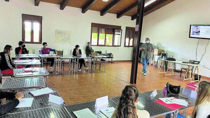 Sesión formativa con presencia de emprendedores en el aula de Pereruela de Sayago. | Cedida