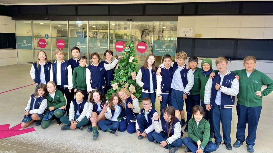 Alumnos del Mestral embellecen la Navidad en Can Misses