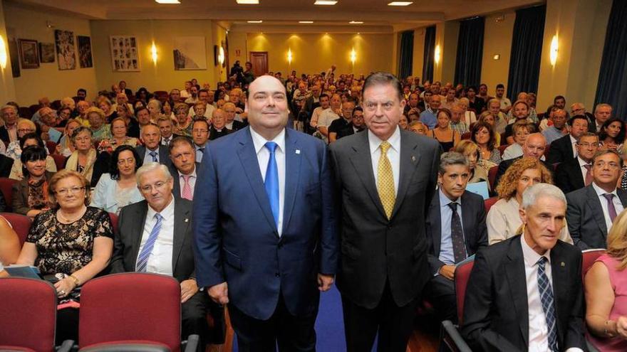 Agustín Iglesias Caunedo y Alfredo Canteli, ayer, en el salón de actos, antes de comenzar el pregón.