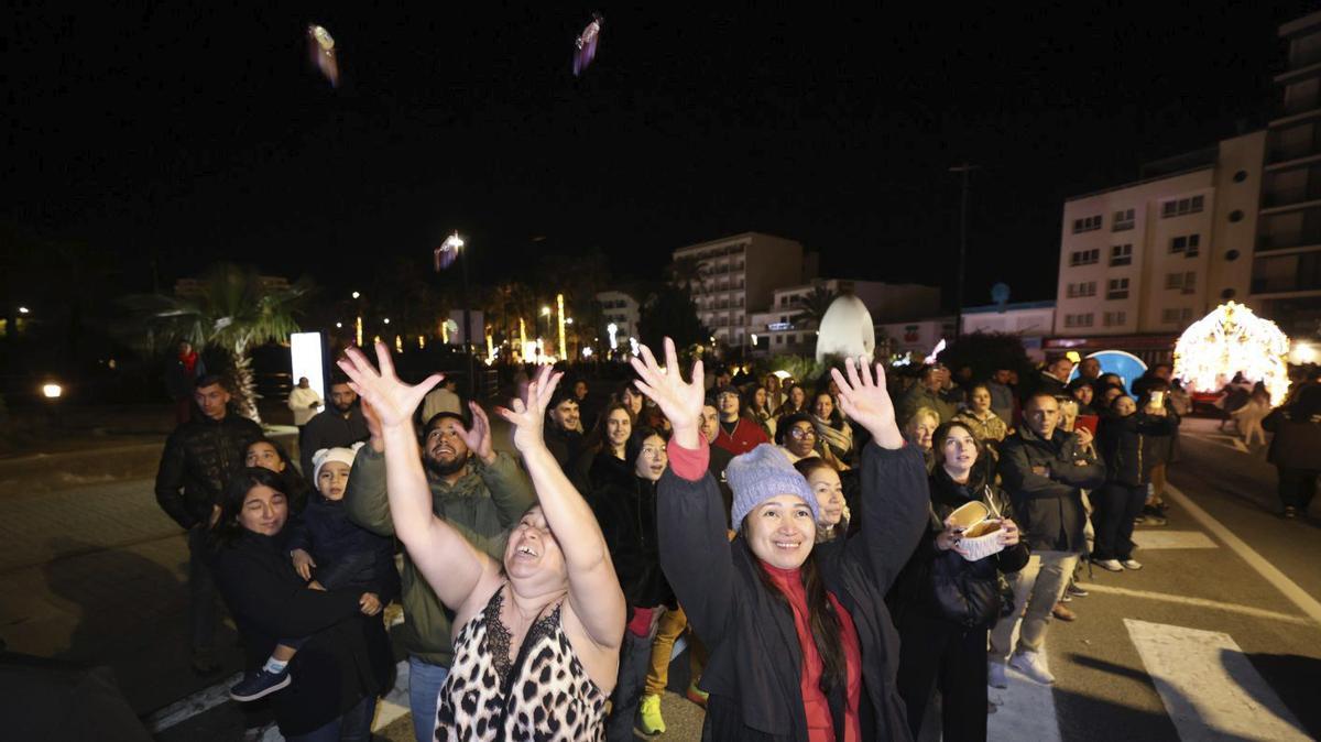 Y el martes, la lluvia fue solo de caramelos | J. A. RIERA